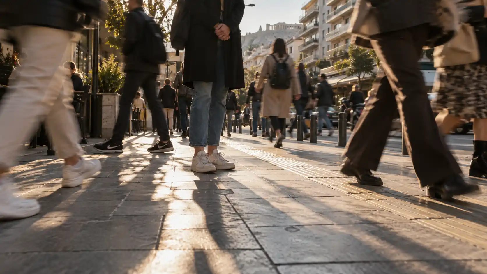 Άτομο ανάμεσα σε πλήθος πεζών σε πολυσύχναστο δρόμο